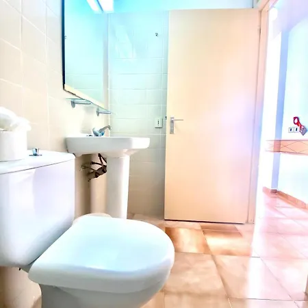 Amplio Apartamento Con 2 Dormitorios Y Vistas A Mar En